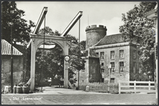 17325 Gezicht op het kasteel Loenersloot (Rijksstraatweg 211) te Loenersloot, met op de voorgrond de toegangsbrug.